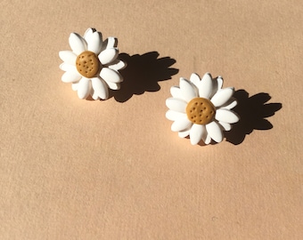Dainty Daisy Stud Earrings, White Daisies Little Studs, Blossom Earrings, Minimalist Flower, Gift For her, Tiny Daisy studs, Fall Style