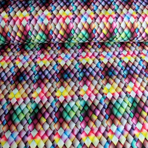 Könnte beinhalten: Ein lebendiger Stoff mit einem sich wiederholenden Muster aus farbigen, rautenförmigen Schuppen. Das Design zeigt ein Farbspektrum, darunter Rosa, Gelb, Grün, Blau und Lila, wodurch ein strukturiertes, schillerndes Aussehen entsteht. Der Stoff ist gefaltet und zeigt die Kontinuität des Musters.