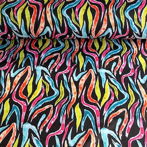 Op de afbeelding: Zwarte stof met een levendig, abstract patroon. Het ontwerp toont kleurrijke, gebogen vormen in geel, oranje, roze, blauw en turquoise, wat een dynamische en opvallende textiel oplevert. Geschikt voor diverse naaiprojecten.