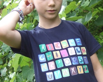 ABC-Shirt, dunkelbau, Gr 104, von BuchstaBilder für Vorschul-Kids