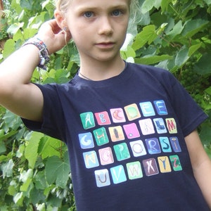 ABC-Shirt, dunkelblau, Gr 116/121, zum Lesen lernen Bild 1