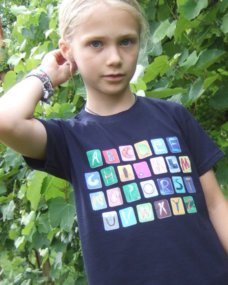 ABC-Shirt, dunkelblau, Gr 116/121, zum Lesen lernen Bild 1