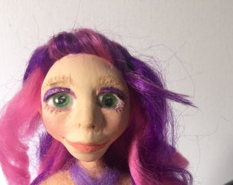Sjöjungfrufiltad docka med lila och rosa hår