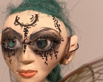 Fairy pop met zwarte tutu en groen haar, 6 inch fee, slechte fee, donkere fee met unieke make-up, posable fee, poppenhuis pop