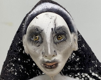 Muñeca creepy Nun con crucifijo al revés, Monja pequeña aterradora. Muñeca Nun. de 6 pulgadas. muñeca en miniatura. Monja de Halloween. monja hecha a mano