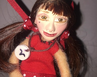 Aries, muñeca de astrología de la buena suerte, con un traje rojo, que es el color de la suerte de Aries, ojos marrones y coletas en el cabello, regalo para Aries