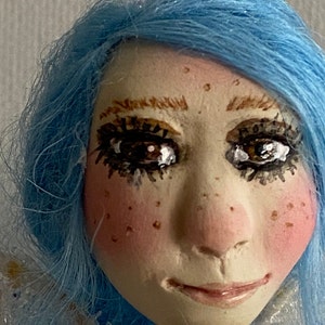 Zahnfee, mit blauem Haar, einem Zauberstab und kleinem Kissen um Geld hinzuzufügen, posierbare Zahnfee, Miniatur Zahnfee, kleine Zahnfee