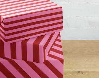 Rosa und Rot gestreifte Weihnachtspapierbögen