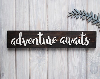 ADVENTURE AWAITS Familienschild, Jubiläumsgeschenk, individuelles Holzschild, Namensschild aus Holz, personalisiertes Schild, individuelles Schild, Weihnachtsgeschenkidee