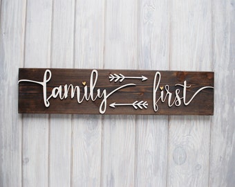 FAMILY FIRST Schild, Jubiläumsgeschenk, Nachnamenschild, individuelles Holzschild, Namensschild aus Holz, personalisiertes Schild, individuelles Schild, Namensschild