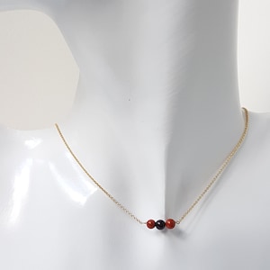 Gouden ketting rode jaspis en breccaspis
