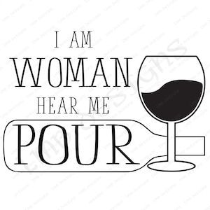 Op de afbeelding: Zwart-wit grafisch ontwerp met de tekst "I am woman hear me pour" en een wijnglas met rode wijn.