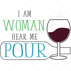 Op de afbeelding: Een groene en zwarte afbeelding met de tekst "I am Woman Hear Me Pour" en een zwarte omtrek van een wijnglas met rode wijn erin. De tekst "Pour" is in een blauw lettertype en bevindt zich binnen een zwarte omtrek van een wijnfles.