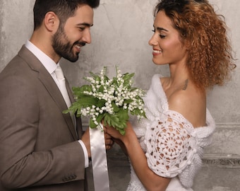 Estola nupcial blanca de estilo boho tejida a punto y ganchillo, ideal para cubrirse durante la boda.