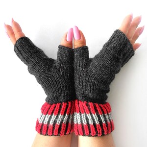 Mitaines noires et rouges, chauffe-mains tricotés noirs, chauffe-poignets, gants tricotés, gants automne hiver, cadeau pour elle, cadeau de Noël