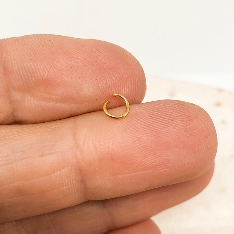 K&ouml;nnte beinhalten: Ein kleiner goldfarbener Ohrring.