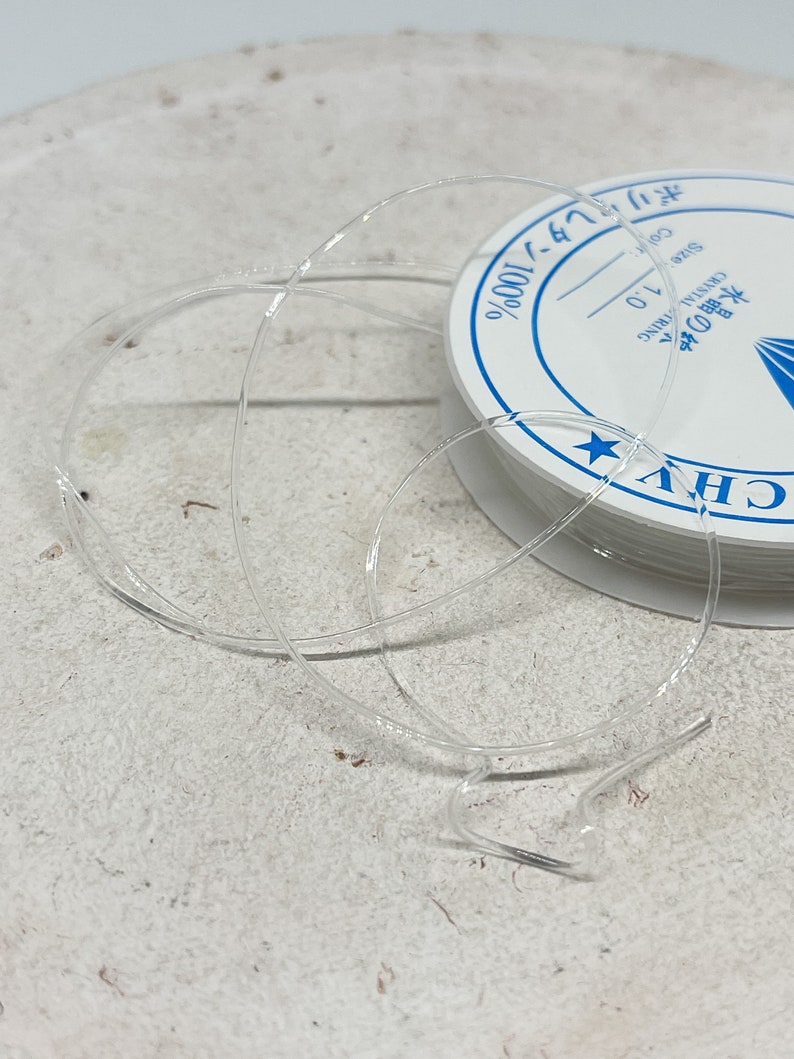 Puede incluir: Una bobina de cord&oacute;n el&aacute;stico transparente, 100% nylon, tama&ntilde;o 0,7, para la elaboraci&oacute;n de joyas.