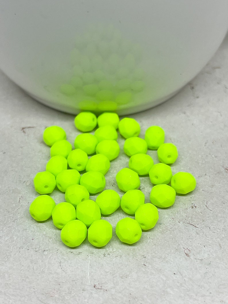 50 St. Böhmische Glasschliffperlen 6mm Glasperlen, Neon Farben Neon Olivin