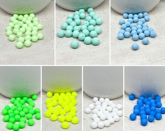 50 cuentas de cristal bohemio de 6 mm, colores neón surtidos.
