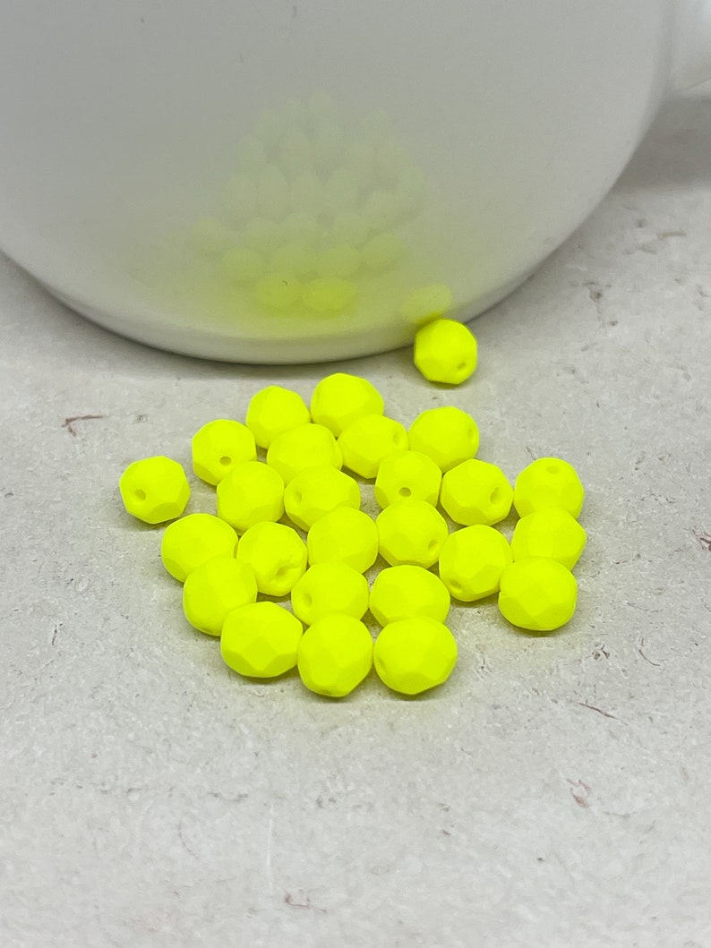 50 St. Böhmische Glasschliffperlen 6mm Glasperlen, Neon Farben Neon Gelb