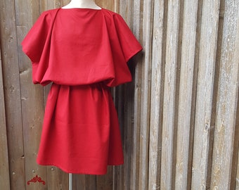 Roman tunic made of red linen, partly machine-sewn, visible seams hand-sewn. For Reenactment and Living History