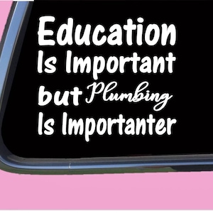 Peut inclure: Autocollant en vinyle blanc avec le texte "Education is important but Plumbing is importanter" sur fond noir.