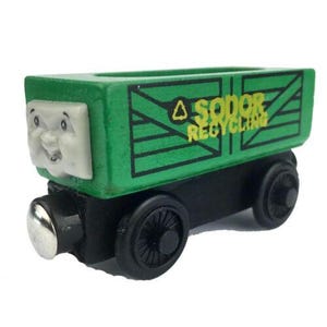 Può includere: Vagone di un treno giocattolo in legno verde con un viso e le parole "Sodor Recycling" sul lato.