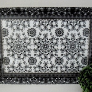 Könnte beinhalten: Rechteckiges Serviertablett mit einem schwarz-weißen Blumenmuster. Das Tablett hat einen weißen Hintergrund mit einem sich wiederholenden schwarzen Blumendesign. Der Rand und die Griffe sind schwarz. Das Tablett ist zum Servieren von Speisen und Getränken bestimmt.