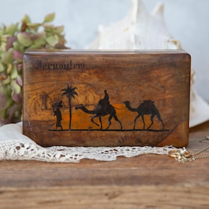 Scatola in legno d'ulivo invecchiato. Gerusalemme. Cammelli nel deserto. Carte. Arredamento antico anni '20