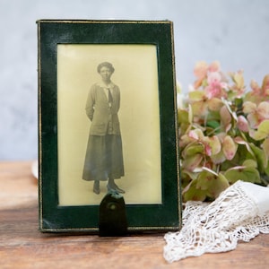 Fotografías eduardianas. Cartera de cuero. Fotografía en blanco y negro x 2. Tablero de mesa. Silla de montar de mujer. Decoración antigua, c. 1910