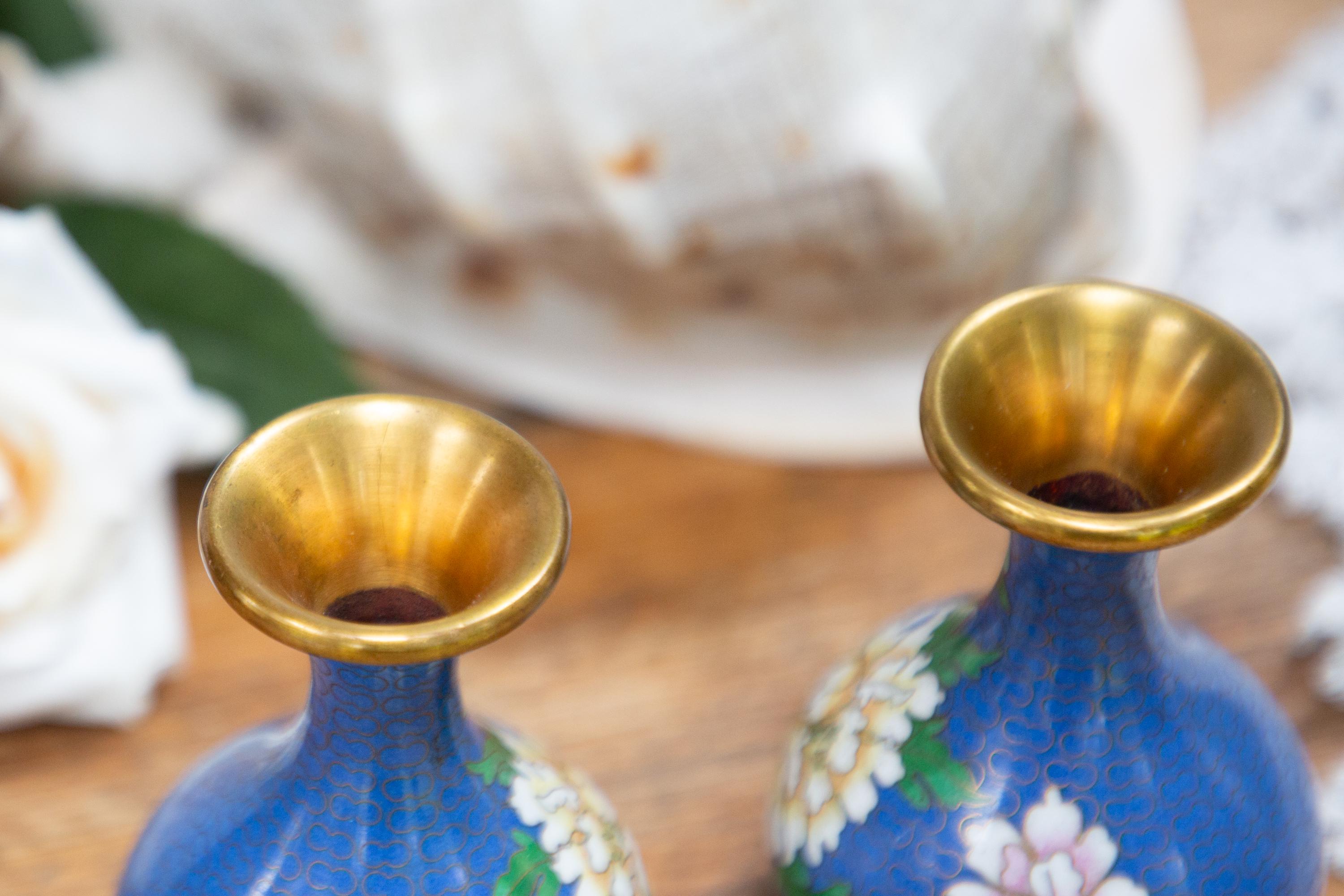 ヴィンテージエナメル真鍮製花瓶：コバルトブルーの牡丹の花飾り、1950