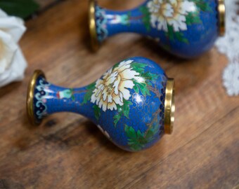 ヴィンテージエナメル真鍮製花瓶：コバルトブルーの牡丹の花飾り、1950