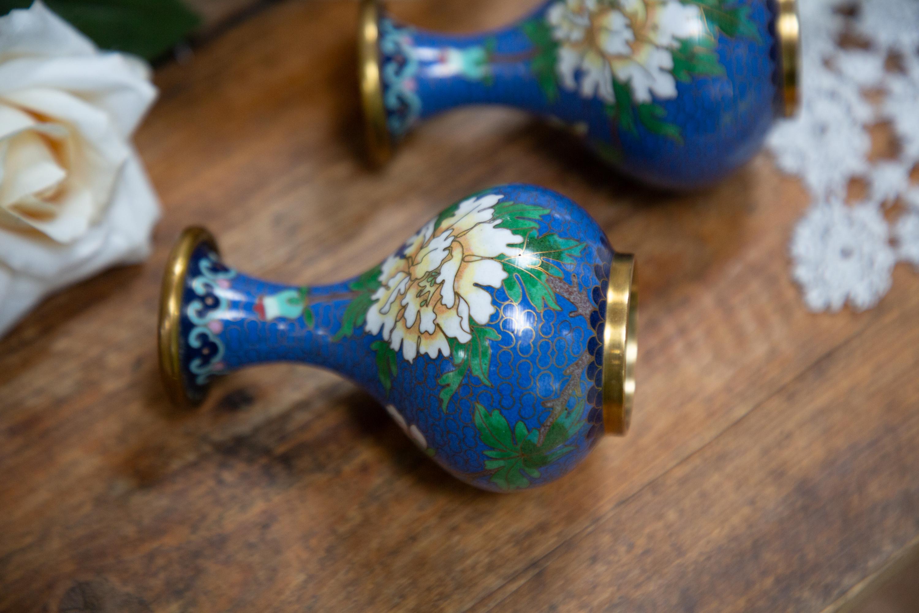 ヴィンテージエナメル真鍮製花瓶：コバルトブルーの牡丹の花飾り、1950