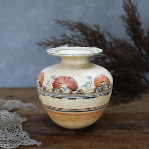 Vase vintage Studio Pottery : années 1970, peint à la main, décor grec bleu havane