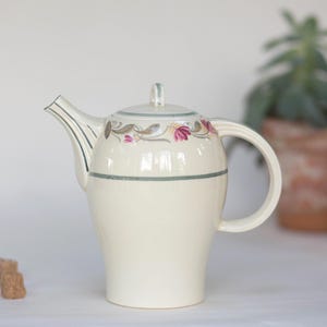 Cafetera alta Art Déco. Loza Woods Ivory. Rayas florales en crema, verde y rosa. Línea retirada. 1.5 pintas. Cero residuos. Vintage, años 30.