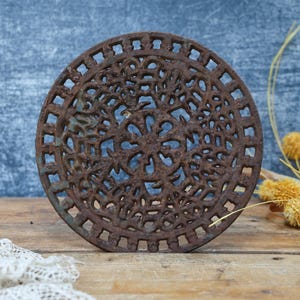Dessous de plat en fonte vieillie : porte-bougie, support pour plante ; décoration extérieure vintage rouillée des années 1980