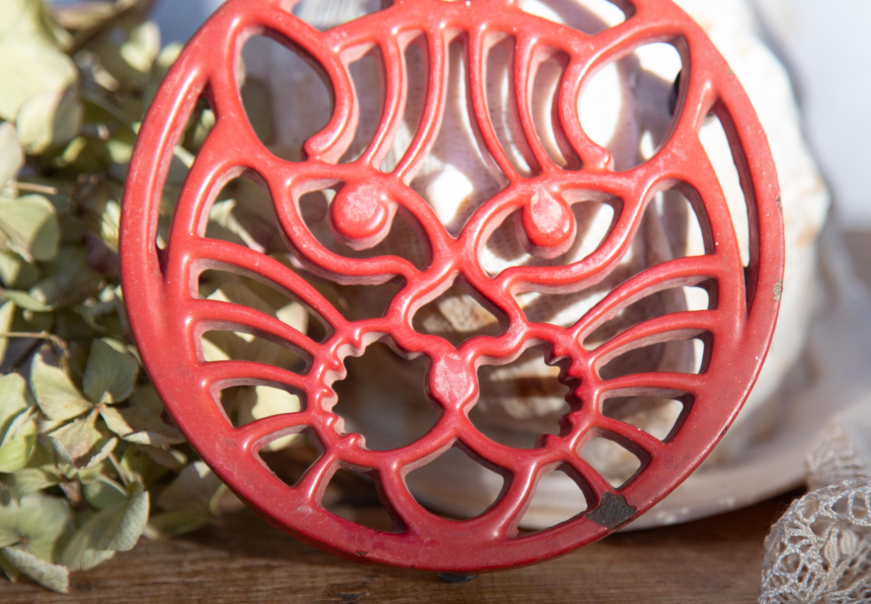 dessous de plat fonte rouge ancien vintage deco cuisine