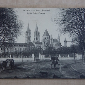 7枚のセピア色の画像 カーン フランス。古い白黒写真。郵便切手。教会。宗教建築。アールデコ アンティーク 1910年。1920年