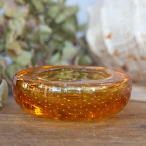 ヴィンテージの琥珀色のガラス皿：重厚なタバコの灰皿、1970年代の装飾