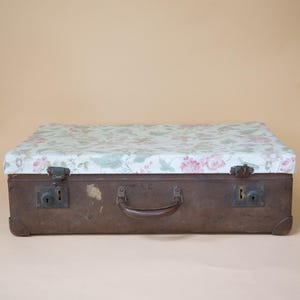 Valigia in pelle marrone. Valigia retrò media e grande. Bagaglio. Iniziali RAC. Fodera floreale. Contenitore sottoletto. Arredamento vintage antico, anni '20 e '30.