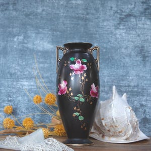 Premium AI Image | black flower vase with flowers