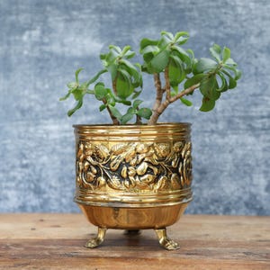 Doniczka z mosiądzu w stylu vintage: złota, czarna, z ozdobnym uchwytem na doniczkę – wystrój retro z lat 70.