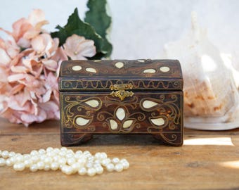 Boîte à bijoux en bois photographie éditorial. Image du peinture - 117442897