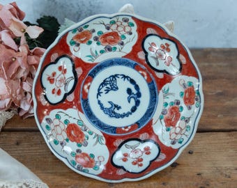 Antique Japanese Imari Plate: Hand-Painted Floral Decor, 1800s