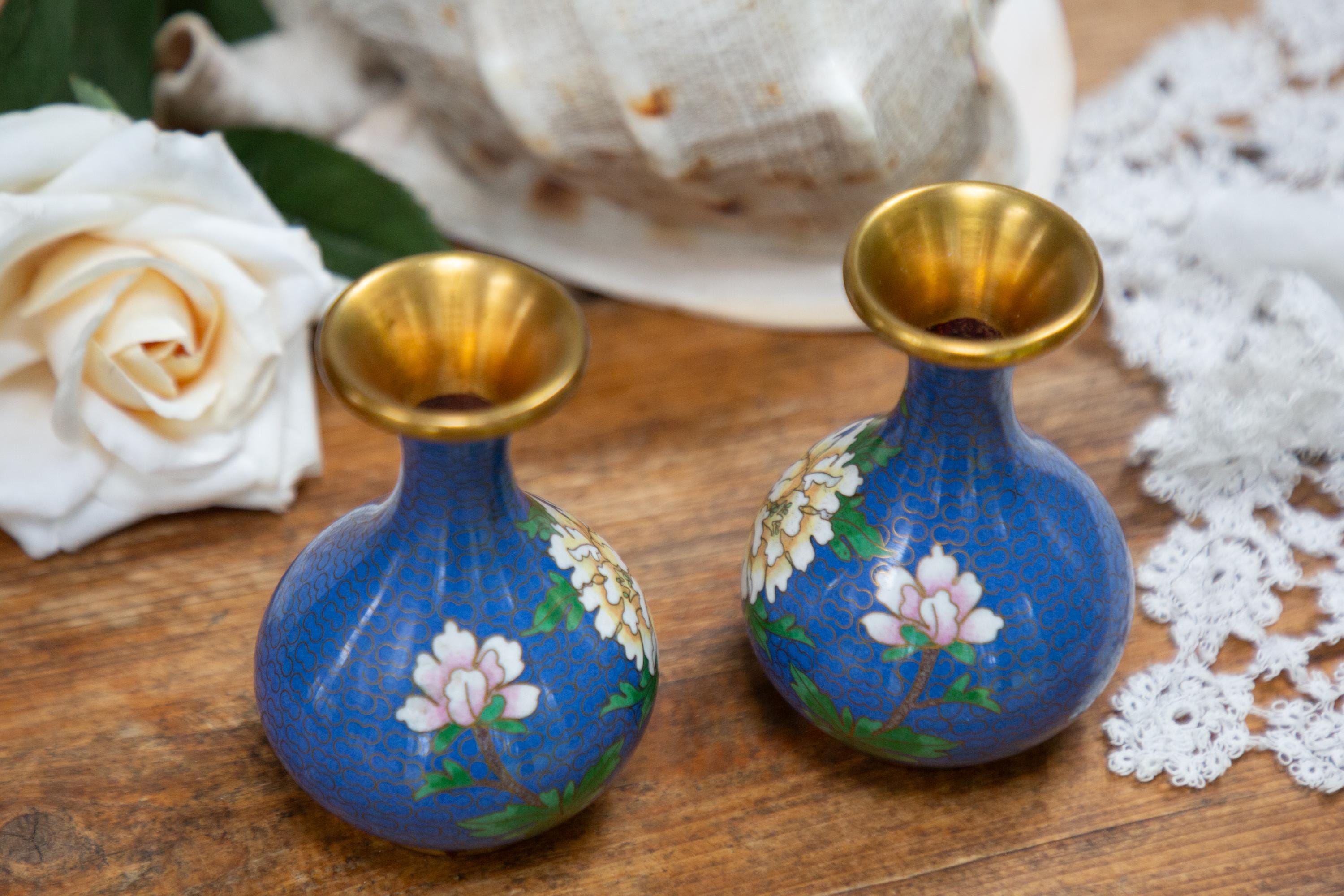 ヴィンテージエナメル真鍮製花瓶：コバルトブルーの牡丹の花飾り、1950