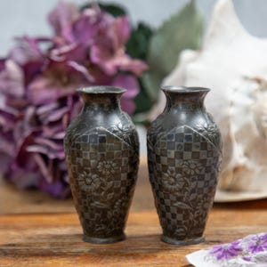 Jarrones antiguos de peltre: urnas florales Art Nouveau, decoración victoriana