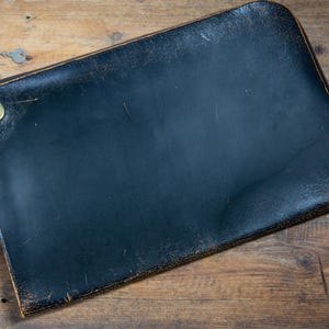 Porte-documents pochette en cuir noir vieilli. Sac. Serrure et clé. Portefeuille de travail. Support fin pour ordinateur portable. millésime. Milieu des années 50