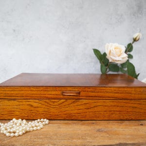 Grande scatola di quercia. Legno invecchiato dai toni caldi. Poco profondo. In legno. Biglietti di nozze. Cucito. Artigianato. Gioielli. Contenitori vintage anni '30. Anni '40