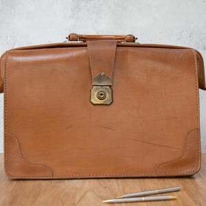 Porte-documents en cuir beige vieilli. Poignée supérieure. Sac. Portefeuille de travaux. Support fin pour ordinateur portable. millésime. Milieu du siècle. Années 50