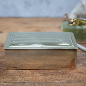 Portasigarette da tavolo. Scatola. Titolare. Placcato argento. IsraeleSamuel Greenberg. ISG. Fodera in legno di cedro. Tabacciana antica. Edoardo VII C1908